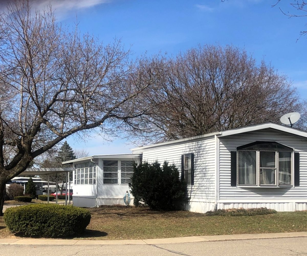 55 plus home for sale in Jonesville, MI