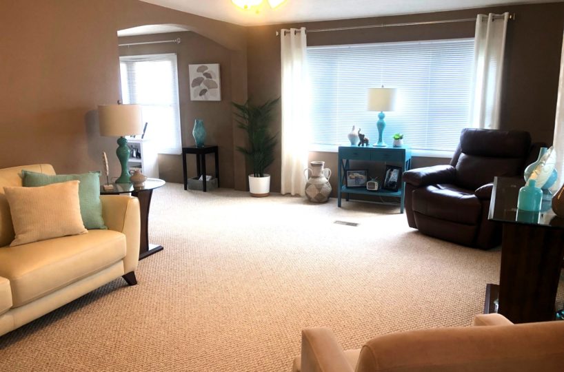 1003042 living room - Evergreen Estates